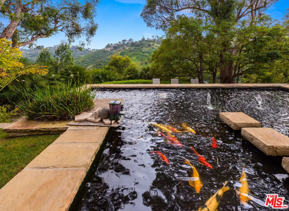 10556 Fontenelle Way Los Angeles, CA 90077