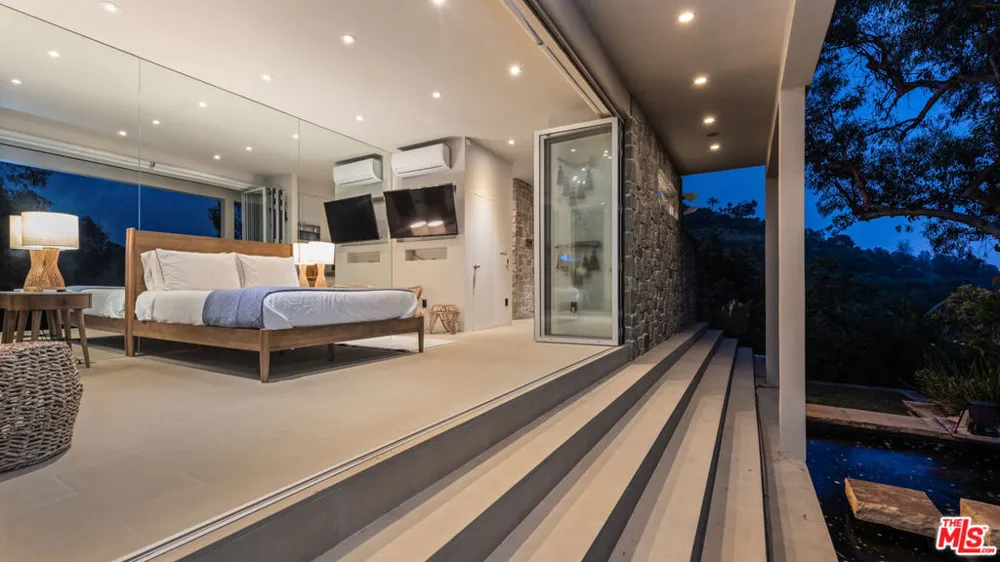 10556 Fontenelle Way Los Angeles, CA 90077
