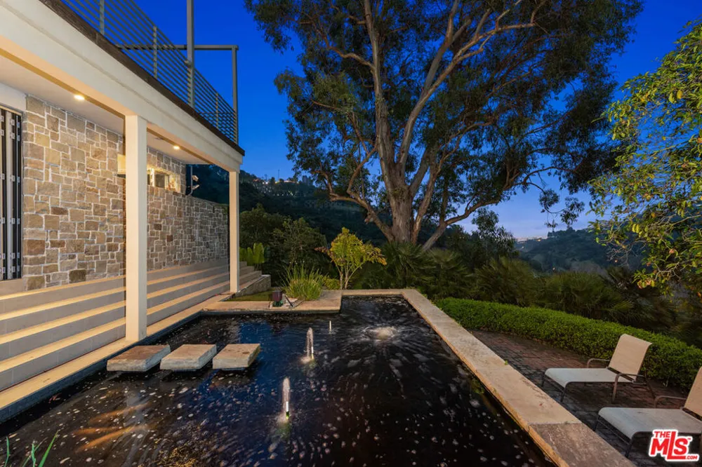 10556 Fontenelle Way Los Angeles, CA 90077