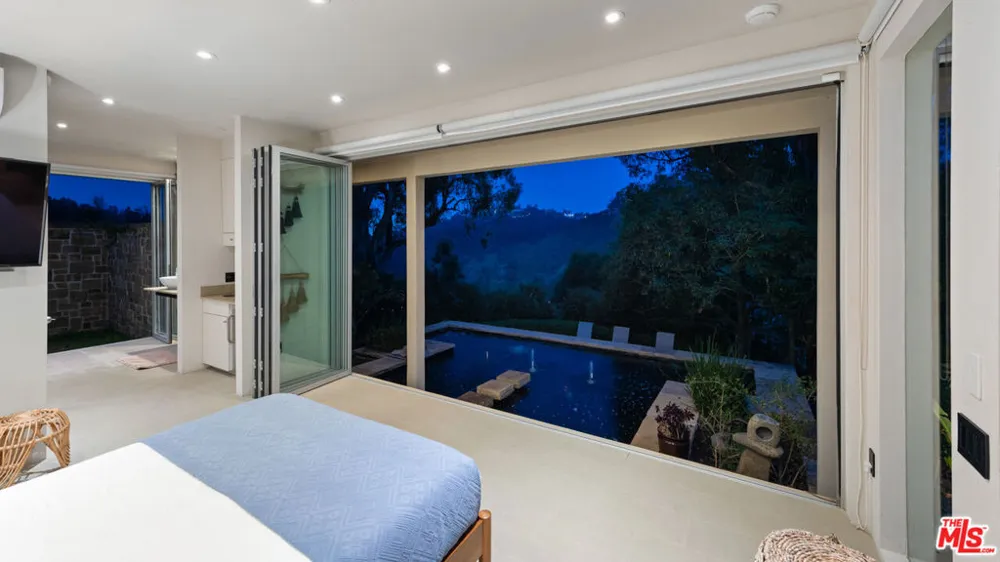 10556 Fontenelle Way Los Angeles, CA 90077