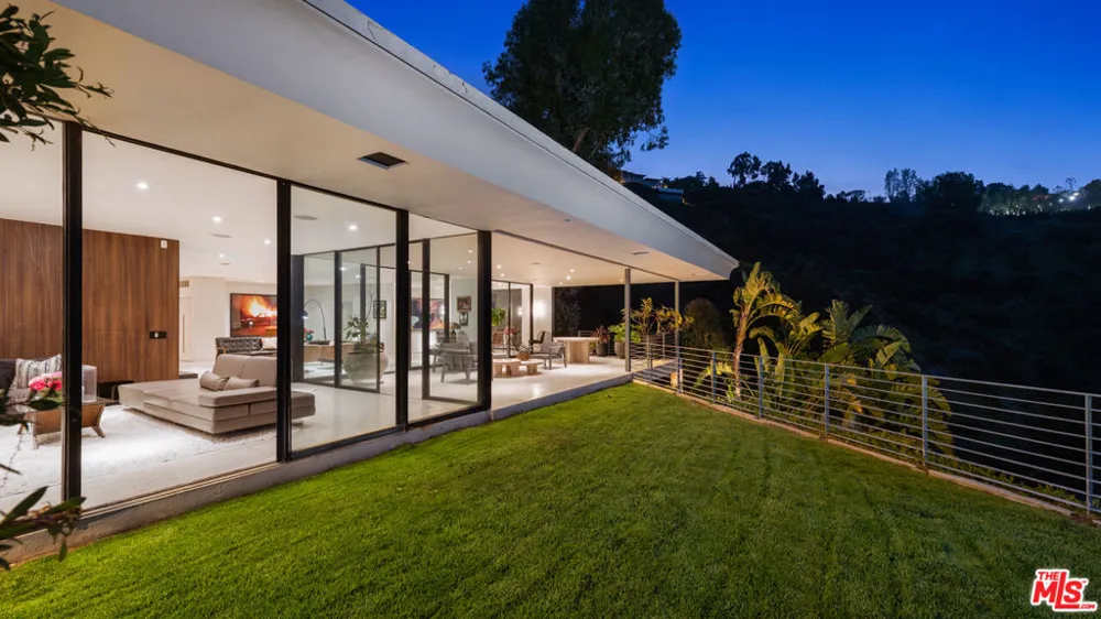 10556 Fontenelle Way Los Angeles, CA 90077