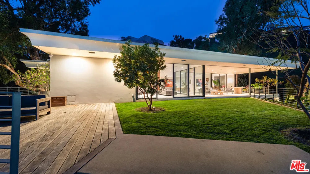 10556 Fontenelle Way Los Angeles, CA 90077