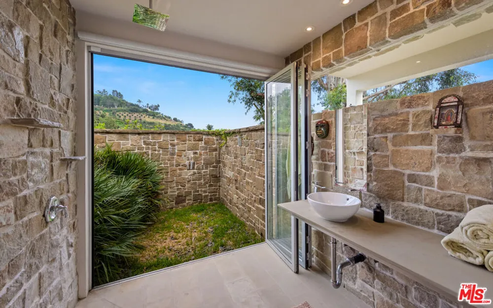 10556 Fontenelle Way Los Angeles, CA 90077