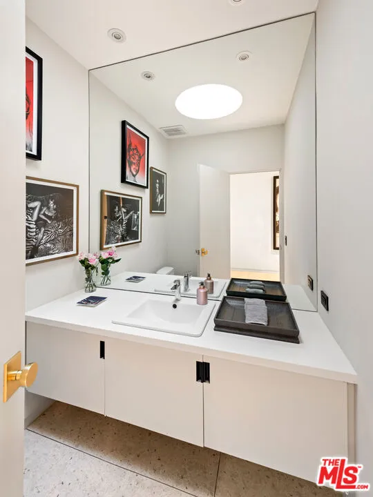 10556 Fontenelle Way Los Angeles, CA 90077