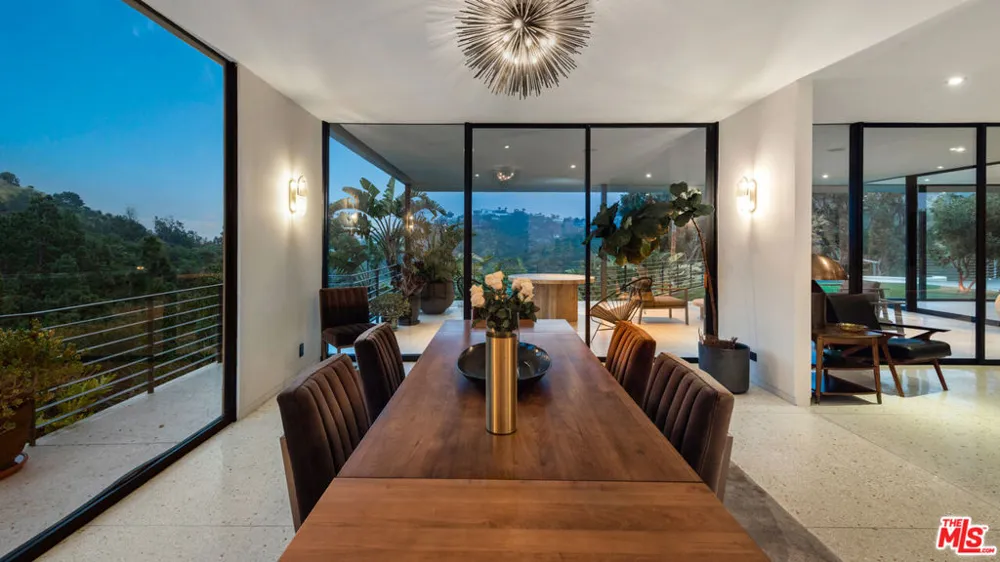 10556 Fontenelle Way Los Angeles, CA 90077