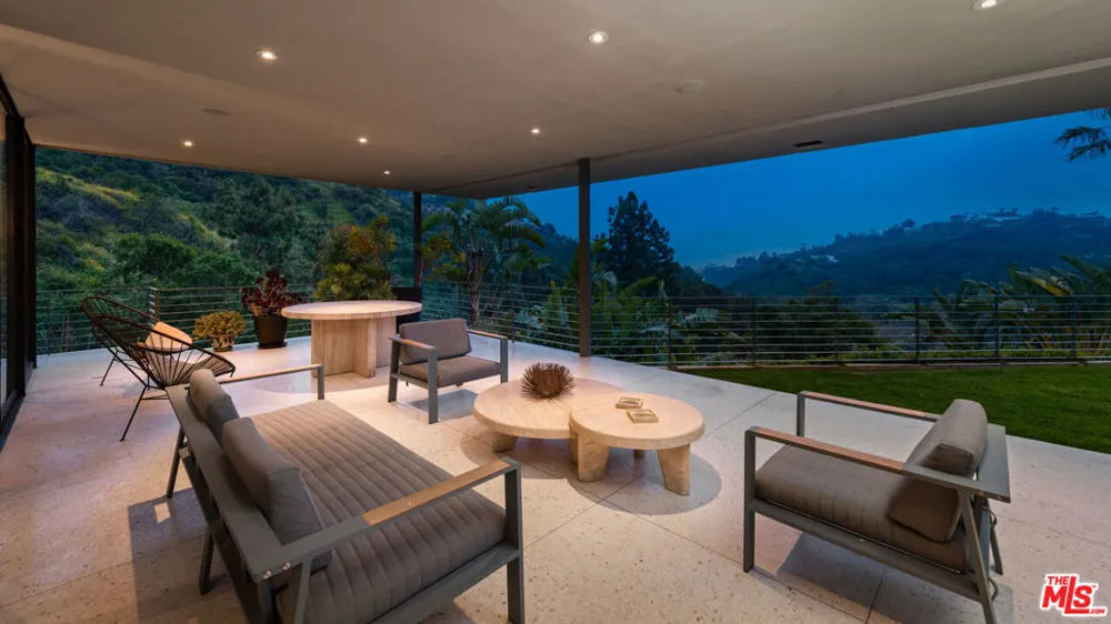 10556 Fontenelle Way Los Angeles, CA 90077