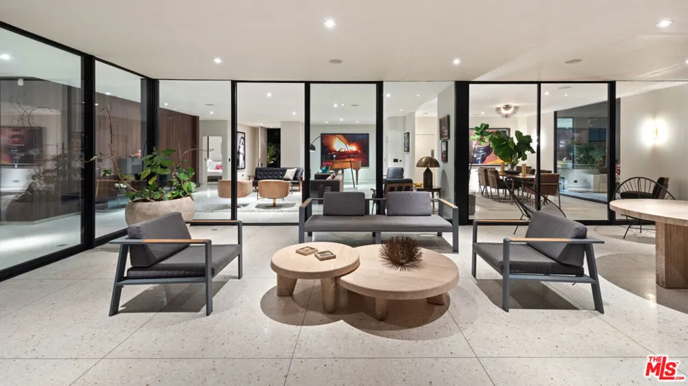 10556 Fontenelle Way Los Angeles, CA 90077