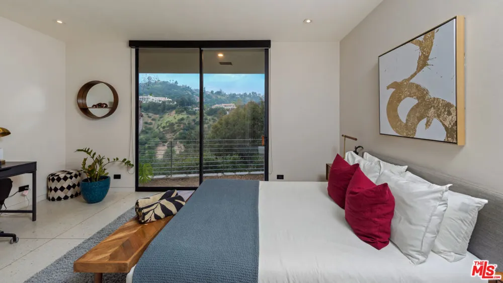 10556 Fontenelle Way Los Angeles, CA 90077