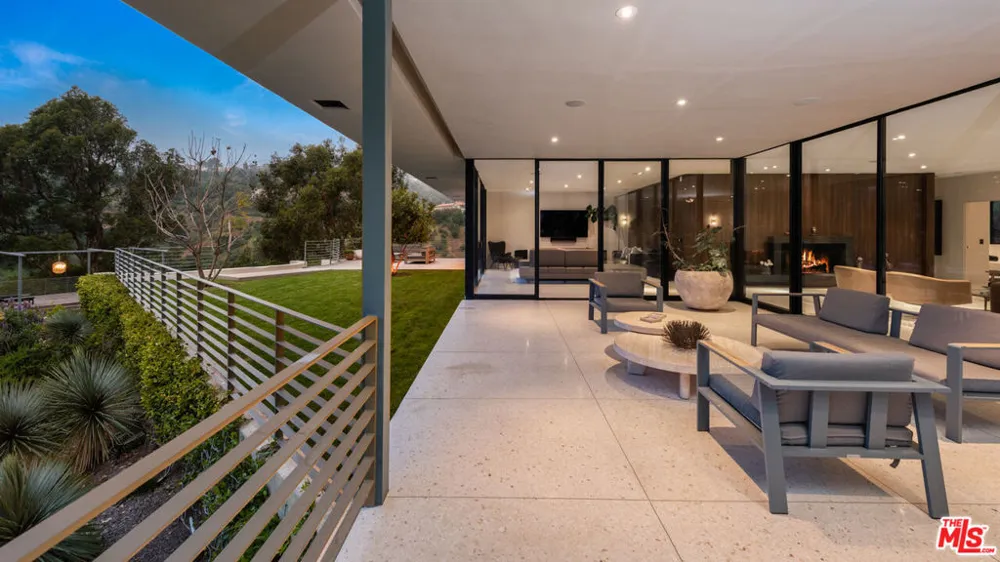 10556 Fontenelle Way Los Angeles, CA 90077
