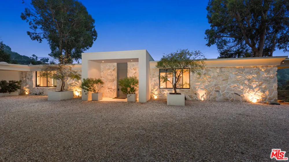 10556 Fontenelle Way Los Angeles, CA 90077