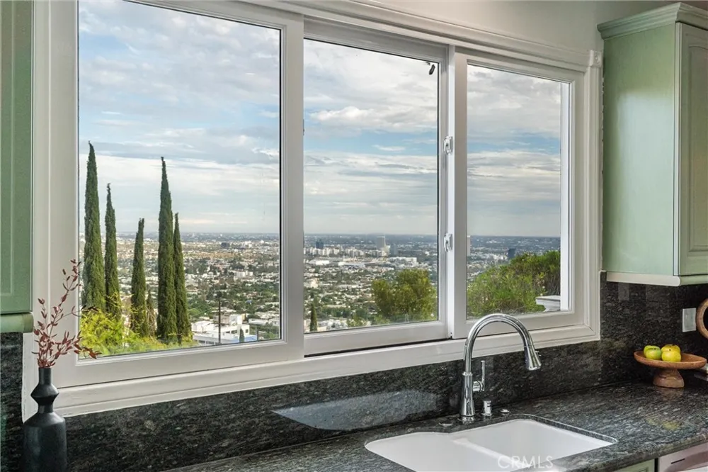 8527 Hedges Way Los Angeles, CA 90069