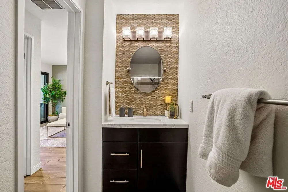 685 Ashurst Court #203 Palm Springs, CA 92262