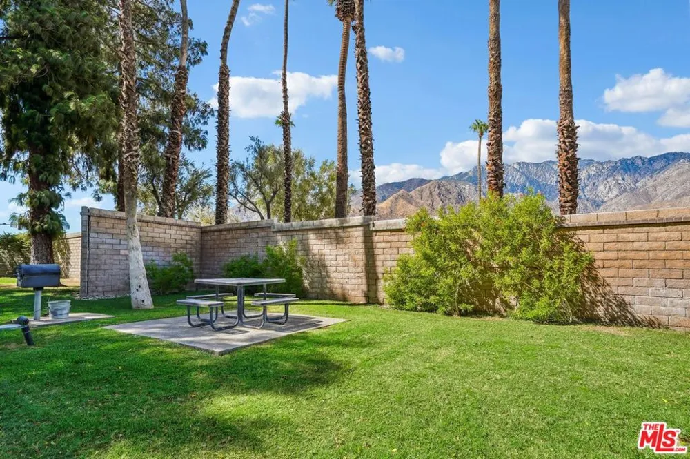 685 Ashurst Court #203 Palm Springs, CA 92262