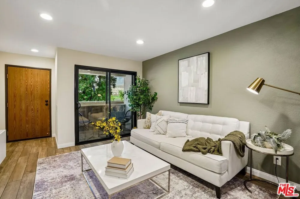 685 Ashurst Court #203 Palm Springs, CA 92262