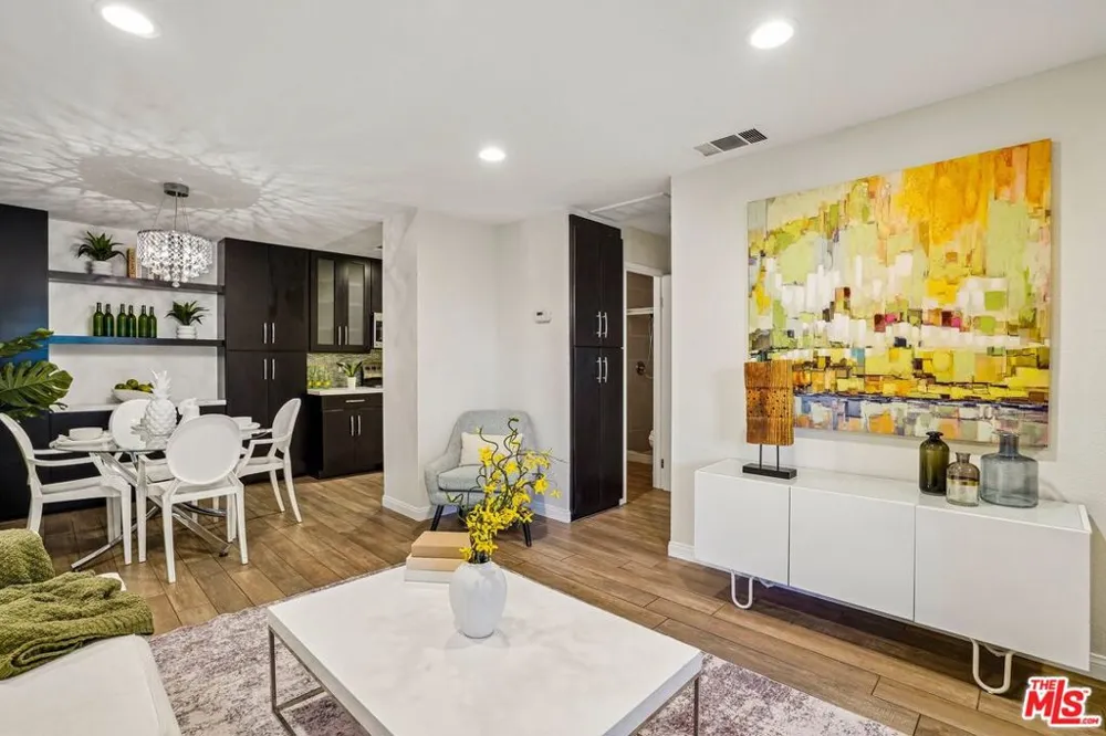 685 Ashurst Court #203 Palm Springs, CA 92262