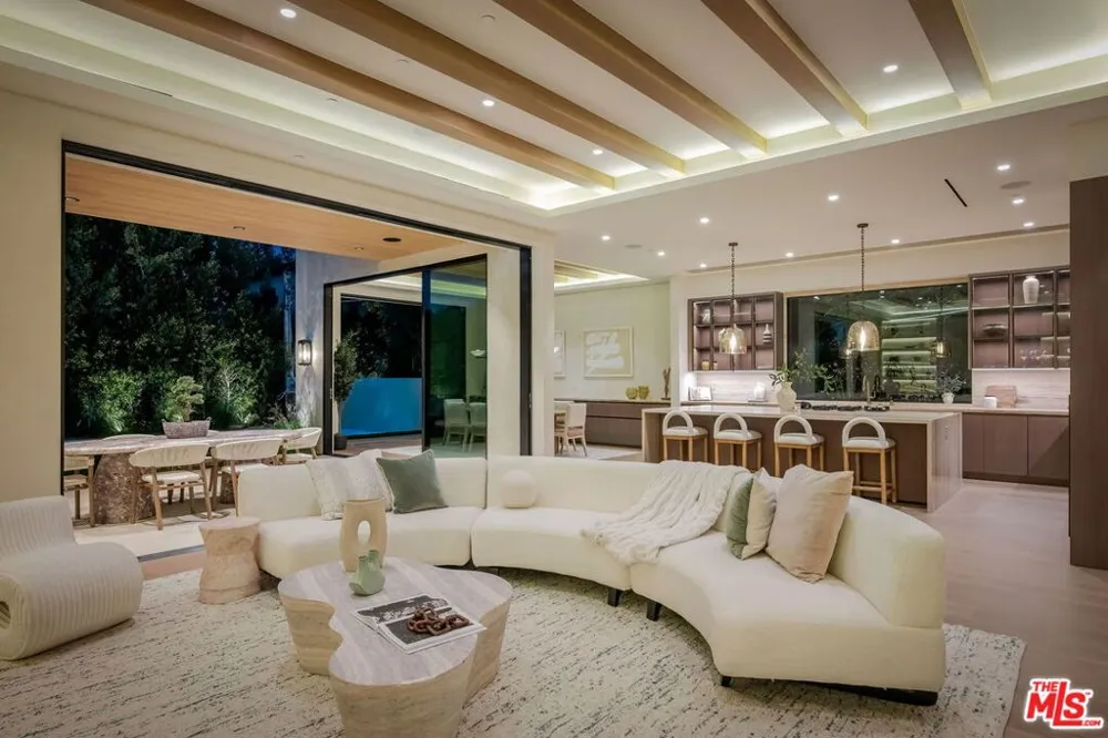 812 Genesee Avenue Los Angeles, CA 90046