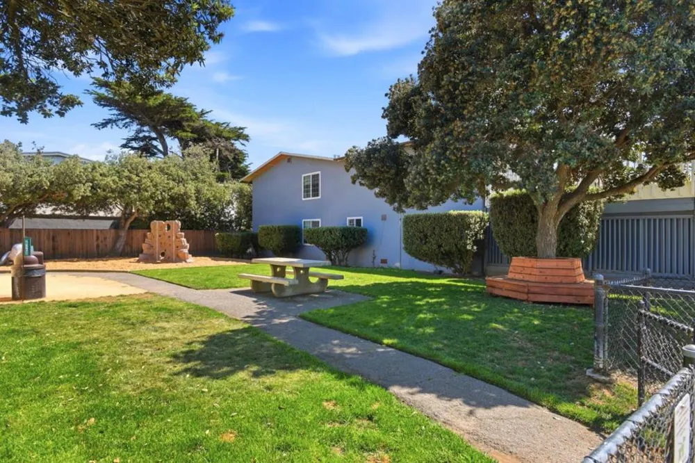 2338 Palmetto Avenue Pacifica, CA 94044