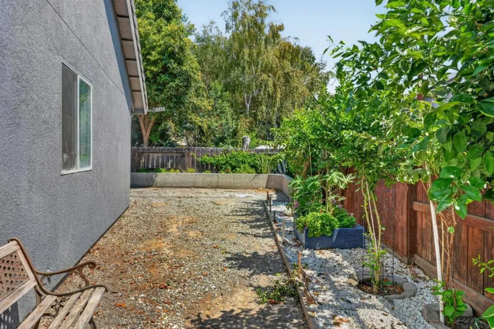 1674 Iris Street Los Banos, CA 93635