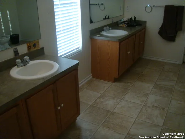 272 HINGE CHASE Cibolo, TX 78108