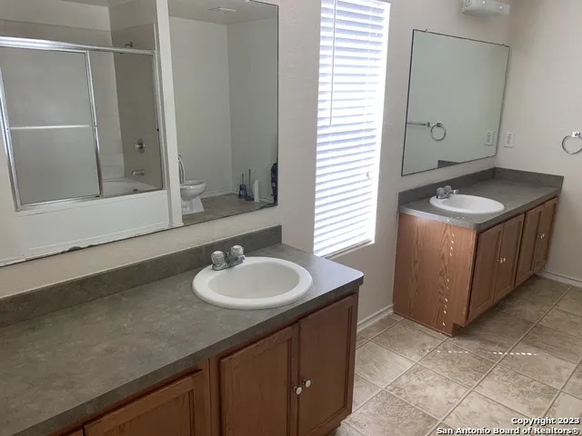 272 HINGE CHASE Cibolo, TX 78108