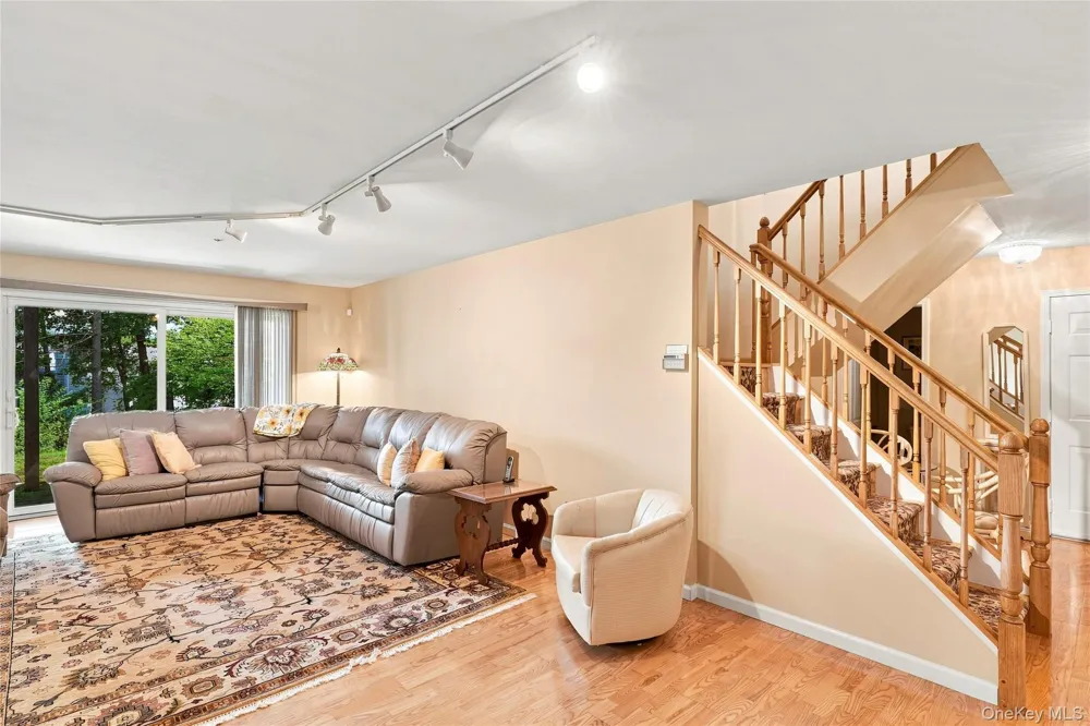 24 Oakcrest Lane Hastings-on-Hudson, NY 10706