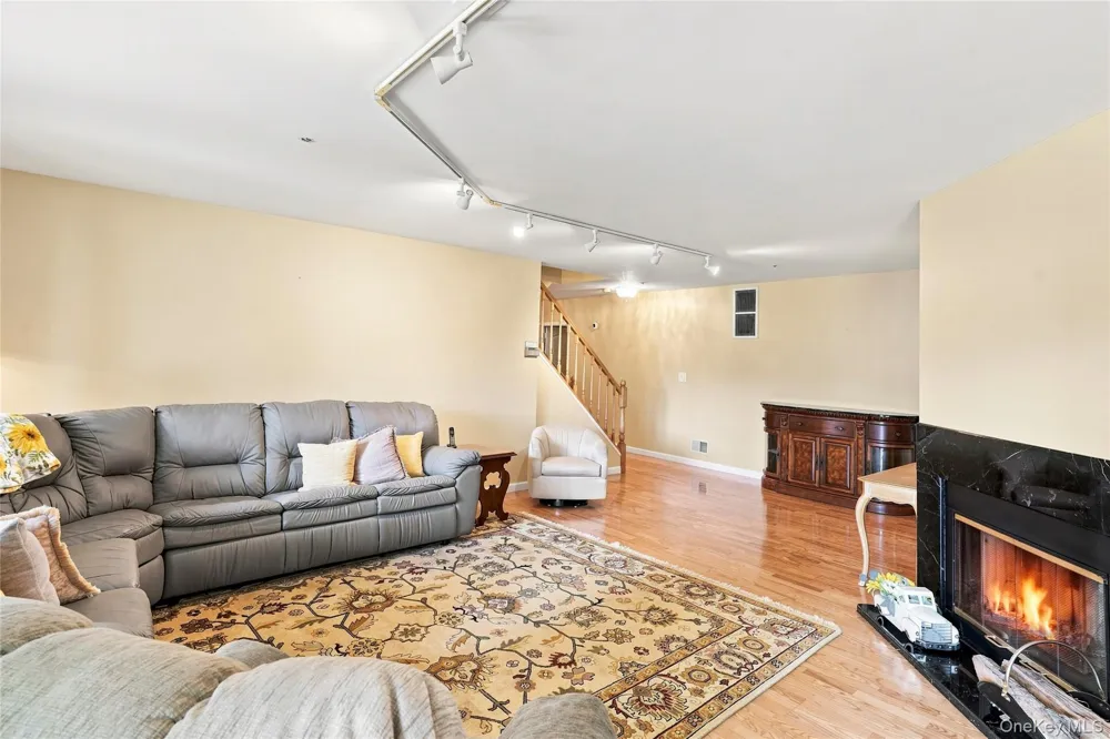 24 Oakcrest Lane Hastings-on-Hudson, NY 10706