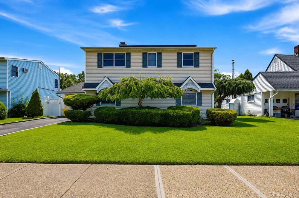 12 Cable Lane Hicksville, NY 11801