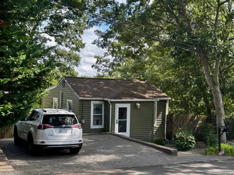 15 Laurelton Road