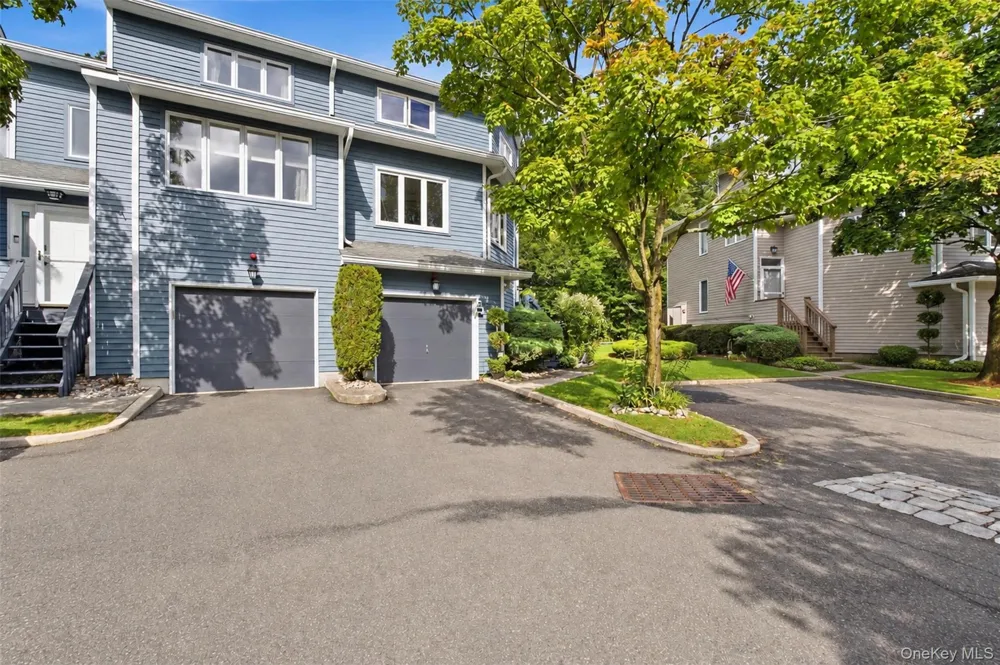 35 Village Green Bardonia, NY 10954