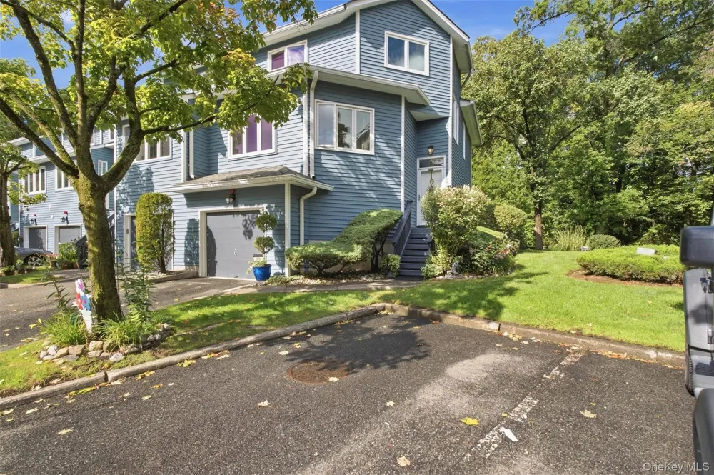 35 Village Green Bardonia, NY 10954