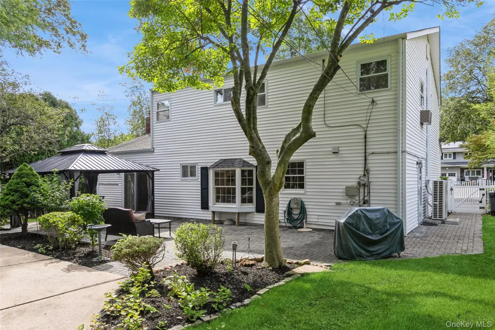 22 Sheryl Crescent Smithtown, NY 11787