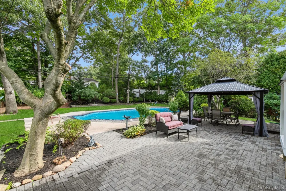 22 Sheryl Crescent Smithtown, NY 11787