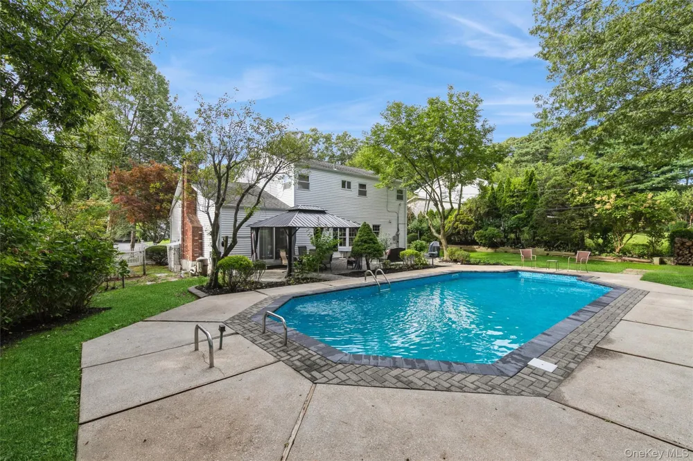 22 Sheryl Crescent Smithtown, NY 11787