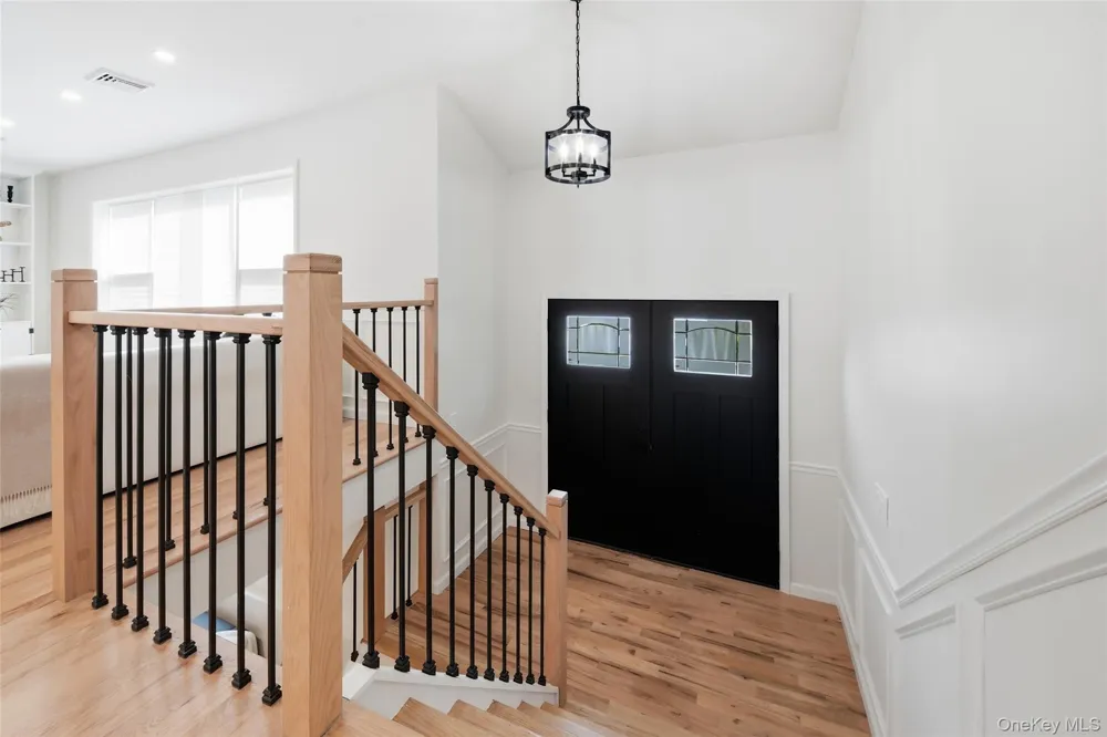 16 Merritt Massapequa, NY 11758