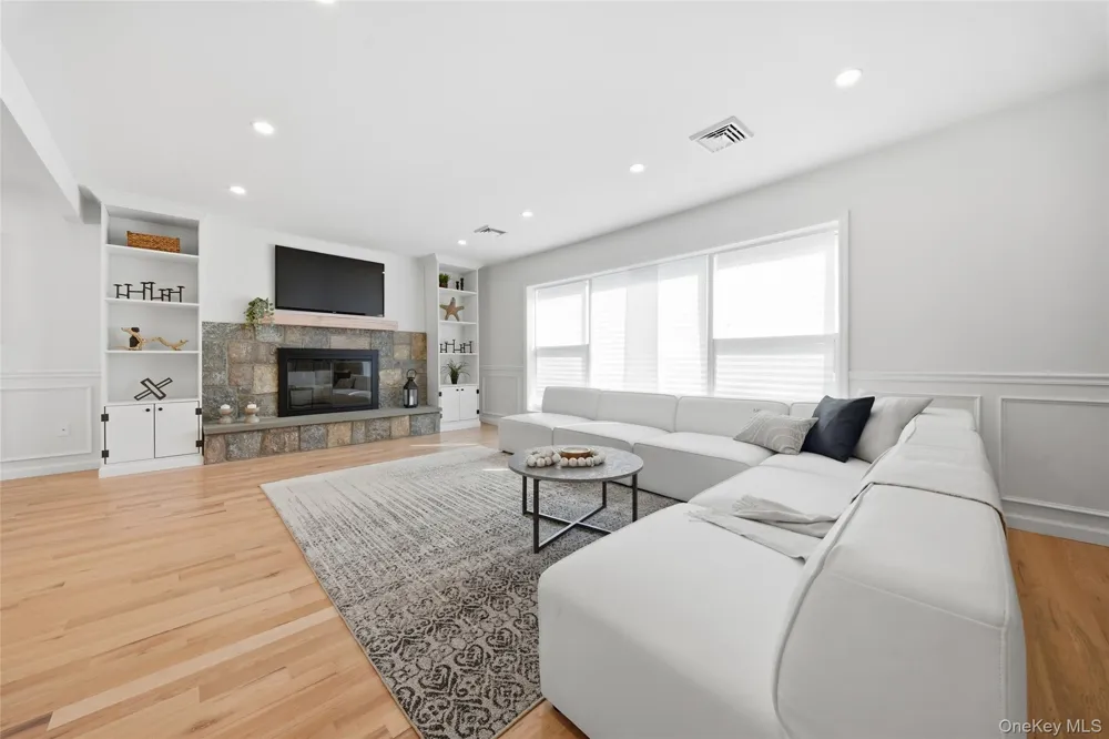 16 Merritt Massapequa, NY 11758