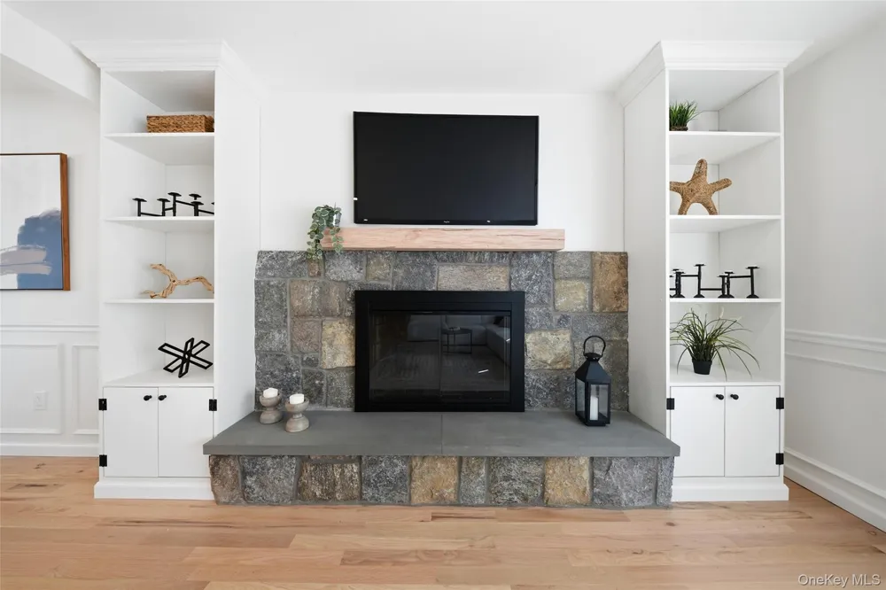 16 Merritt Massapequa, NY 11758