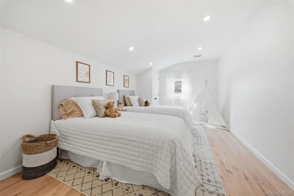 16 Merritt Massapequa, NY 11758