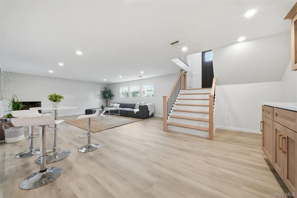 16 Merritt Massapequa, NY 11758