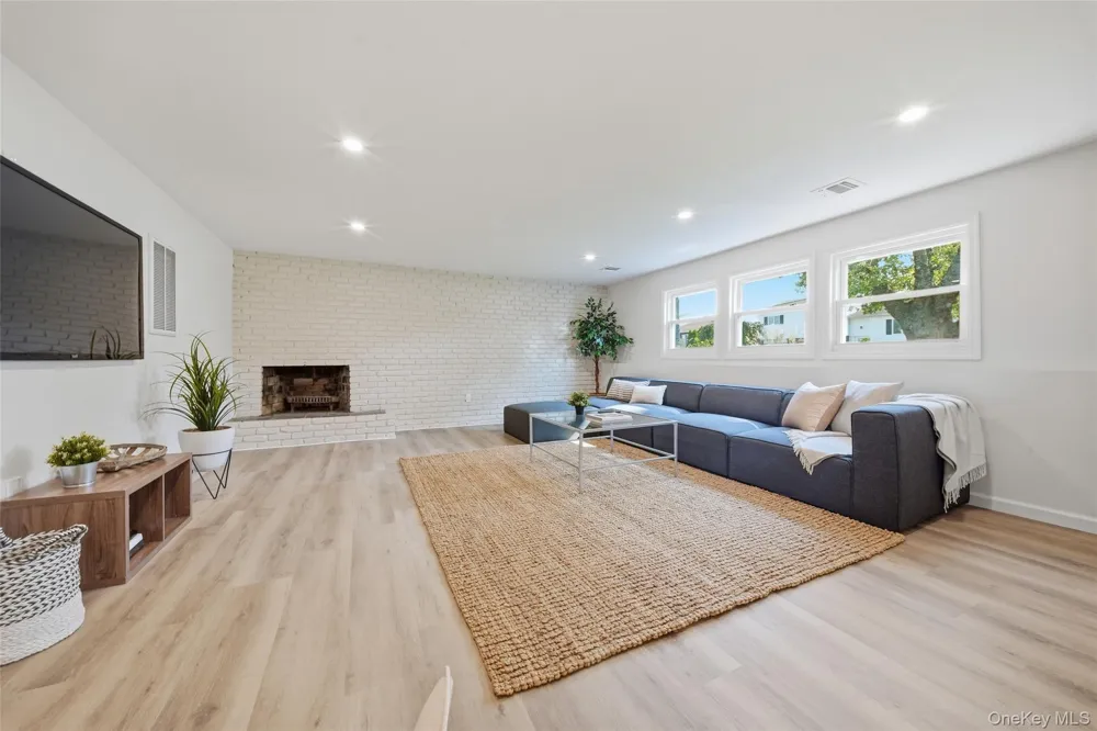 16 Merritt Massapequa, NY 11758