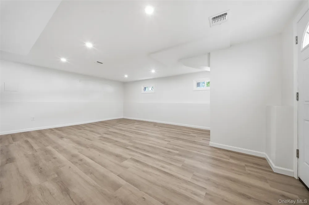 16 Merritt Massapequa, NY 11758