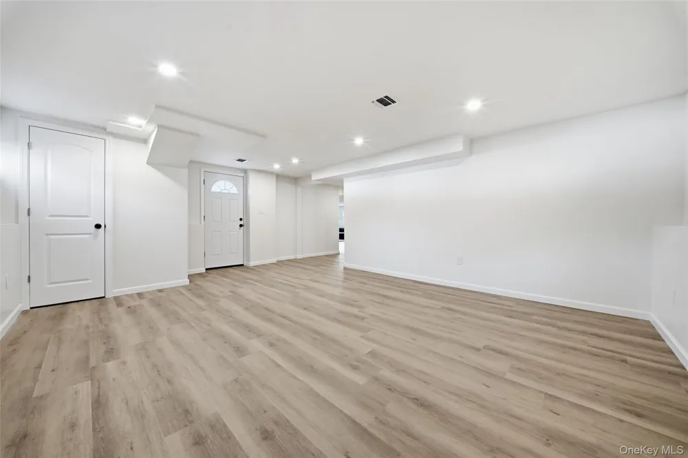16 Merritt Massapequa, NY 11758