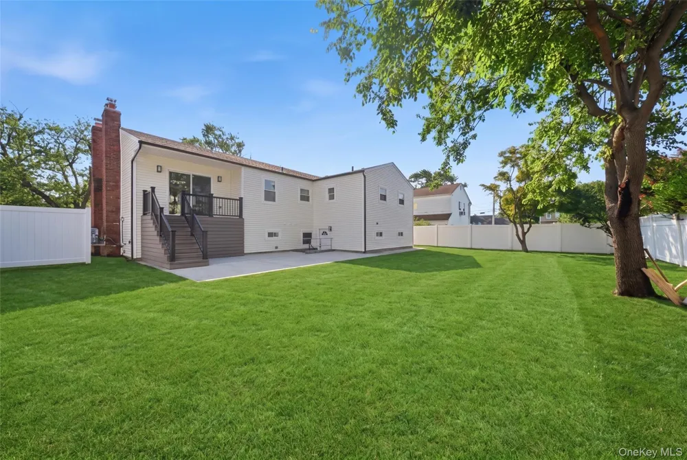 16 Merritt Massapequa, NY 11758