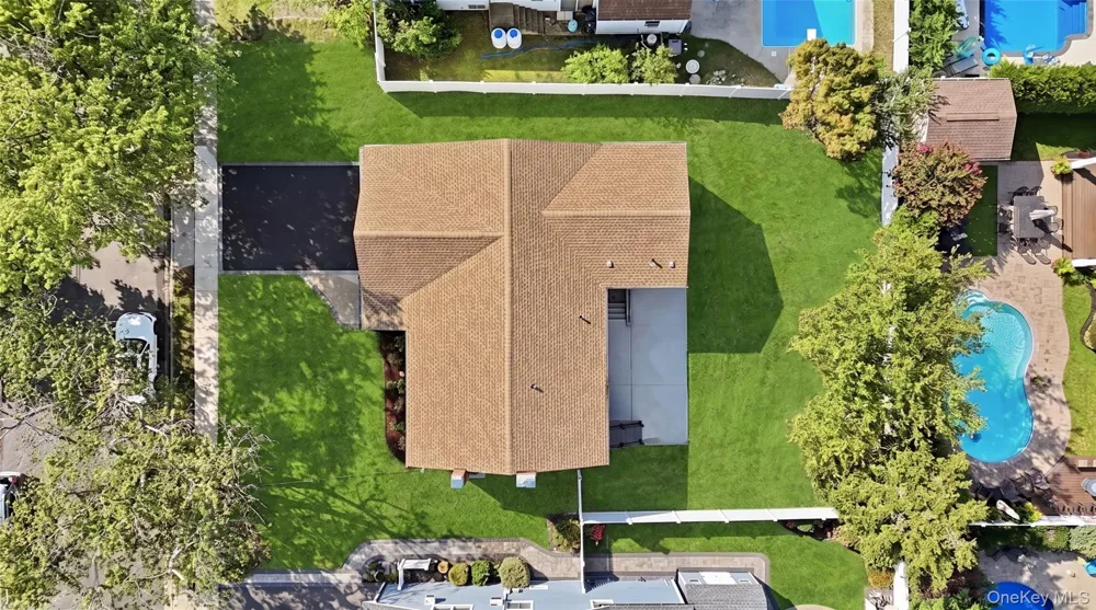 16 Merritt Massapequa, NY 11758