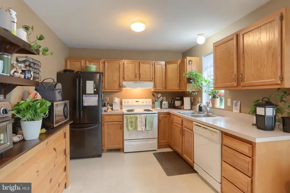 2017 ACORN DRIVE Lebanon, PA 17042