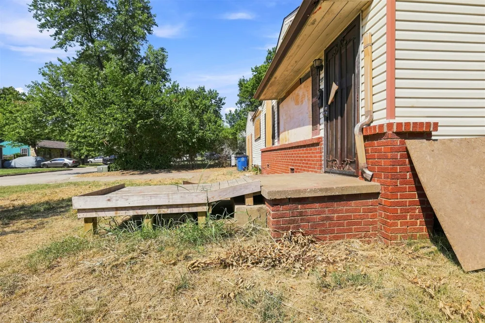 33 E 49th Place Tulsa, OK 74126