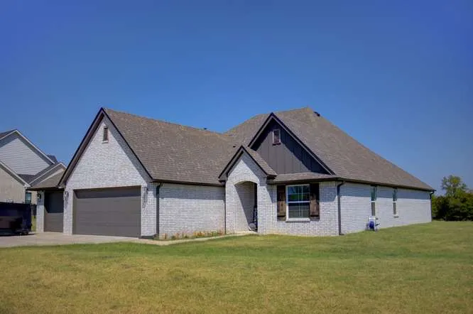 2420 W King Lane Claremore, OK 74019