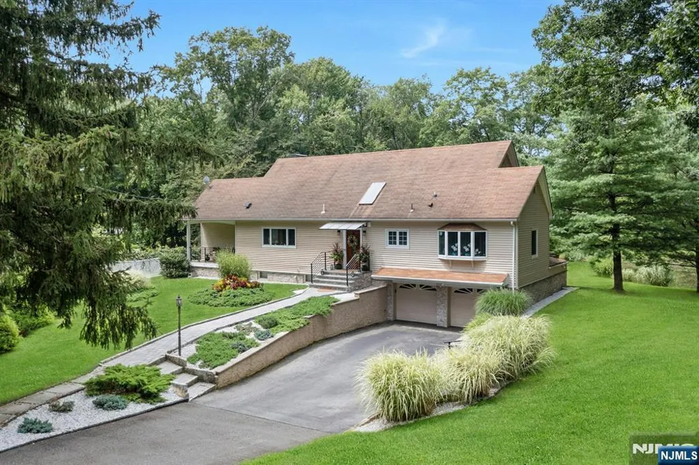 25 Bryers Lane Upper Saddle River, NJ 07458