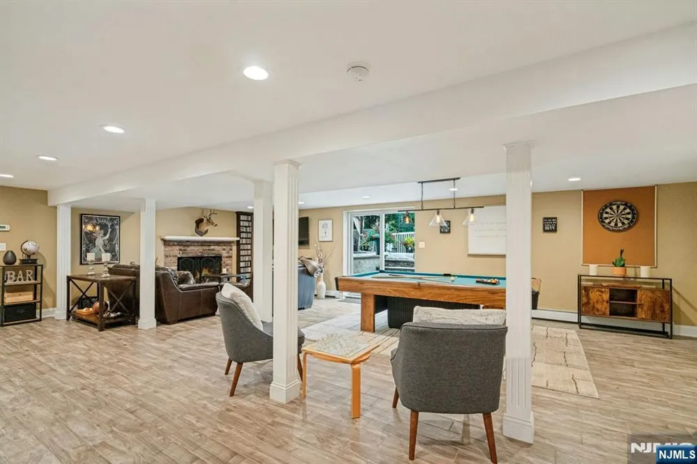 25 Bryers Lane Upper Saddle River, NJ 07458