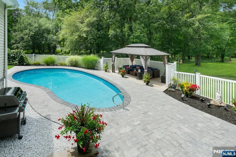 25 Bryers Lane Upper Saddle River, NJ 07458