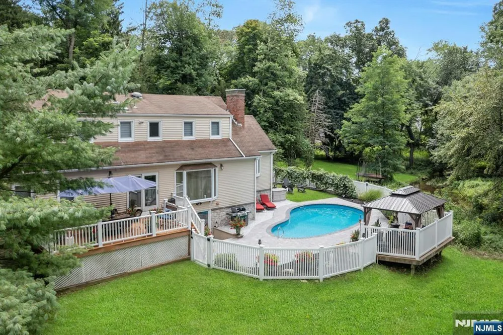 25 Bryers Lane Upper Saddle River, NJ 07458